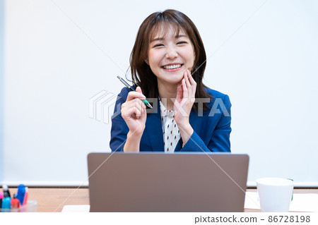 商業形象女性白色背景 商業形象女性白色背景 86728198