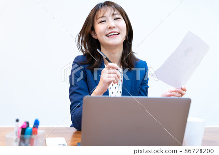 商業形象女性白色背景 86728200