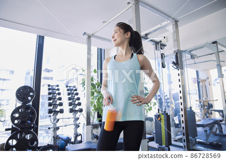 Young woman hydrating in the gym 86728569