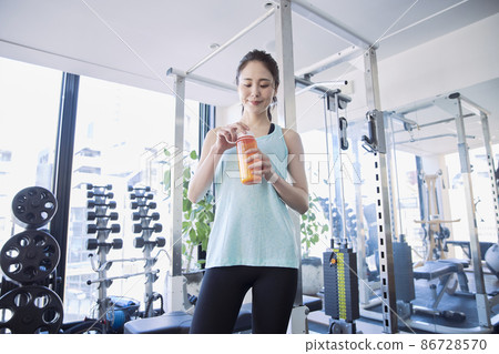 Young woman hydrating in the gym 86728570