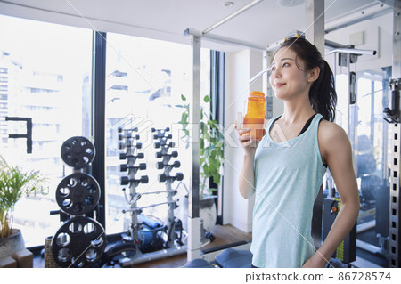 在健身房補水的年輕女子 在健身房補水的年輕女子 86728574