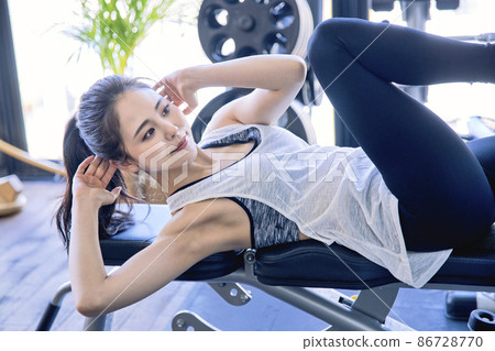 在健身房訓練的年輕女子 86728770