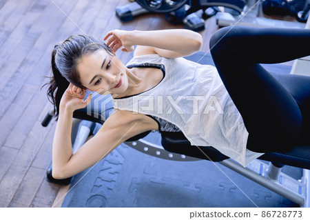 在健身房訓練的年輕女子 在健身房訓練的年輕女子 86728773