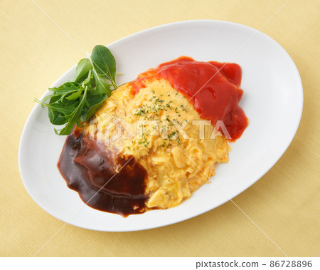 Omelet rice (demi-glace sauce with ketchup sauce) Omelet rice (demi-glace sauce with ketchup sauce) 86728896
