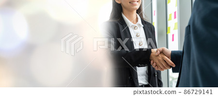 Business people handshake in corporate office in widen view 86729141