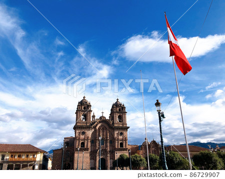 [Peru] La Compania de Jesus Church and the flag fluttering in the blue sky (Cusco) 86729907