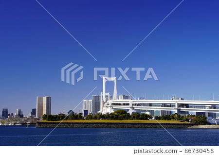 東京海濱城市東京灣和彩虹橋 東京海濱城市東京灣和彩虹橋 86730458