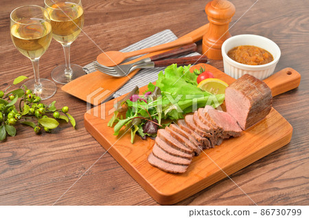 餐桌和西式烤牛肉的圖像。 *烤牛肉是手工製作的，但有點過熱。 86730799