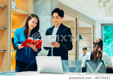 在辦公室拍攝合作“+ SHIFT NO GIZAKA”工作的商務人士 在辦公室拍攝合作“+ SHIFT NO GIZAKA”工作的商務人士 86730815