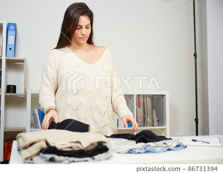 Beautiful young stylist 86731394