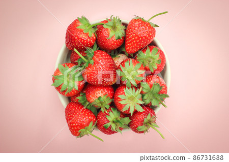 Top view of fresh strawberry in a bowl on isolated pink background. Top view of fresh strawberry in a bowl on isolated pink background. 86731688