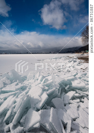 冰塊衝到湖邊[諏訪湖/冰] 86731887