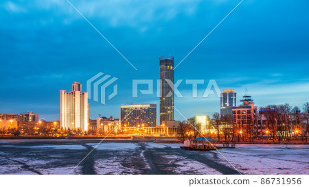 Early Spring night on the banks of the pond in the city center Early Spring night on the banks of the pond in the city center 86731956