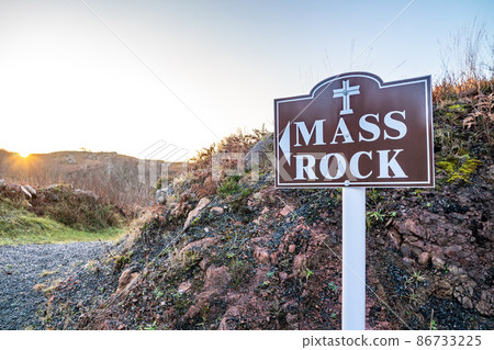 Sign pointing to the historic mass rock by Kincasslagh in County Donegal - Ireland Sign pointing to the historic mass rock by Kincasslagh in County Donegal - Ireland 86733225