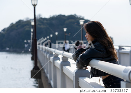 橋上的女性肖像 86733857