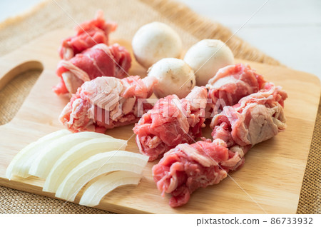 Beef, onions and mushrooms 86733932