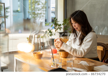 Female cafe smartphone 86734270