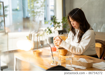Female cafe smartphone 86734272