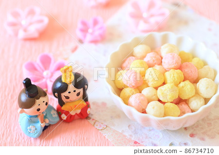 Miniature Hina dolls and Hina arare on a plate Miniature Hina dolls and Hina arare on a plate 86734710