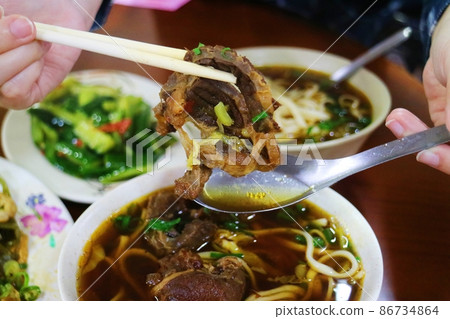 有人夾起了一塊牛肉 牛肉麵 86734864
