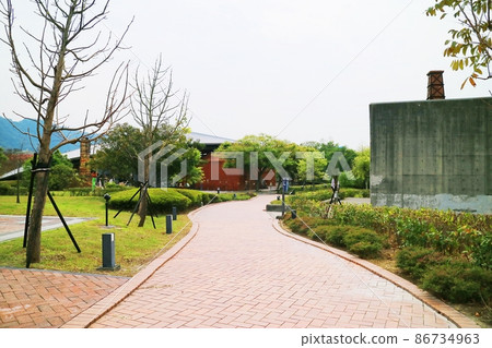 公園裡有步道還有樹木 乾淨的草地 86734963