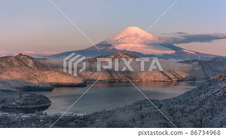 Mt. Fuji from Hakone, which is dyed pink in the morning sun, February 11, 2022 86734968