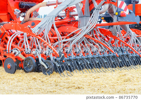 The mechanism of an agricultural unit for uniform distribution of fertilizers into the soil of a multi-row disc harrow during field work. 86735770