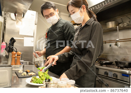 Male and female staff who cook with masks to prevent infectious diseases 86737640