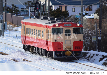 到達遠別站的JNR普通電車標準彩繪普通列車 86738114