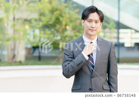 年輕商人重新拉緊領帶 拍攝合作:LINK FOREST 年輕商人重新拉緊領帶 拍攝合作:LINK FOREST 86738148