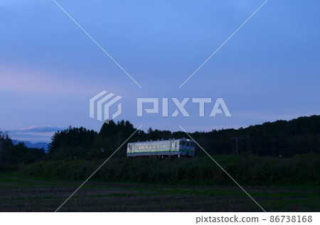 尾燈照耀著餘輝的根室本線開往新得的普通列車 86738168