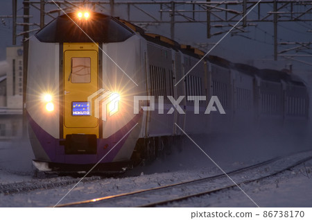 日出後立即沐浴在微弱的光線中，以函館為目標的特快“北斗” 86738170