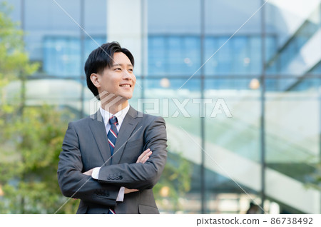 Young businessman shooting cooperation: LINK FOREST 86738492