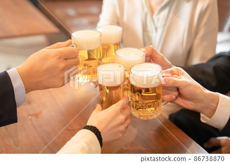 下班回家路上的發布會，喝著啤酒干杯 86738870