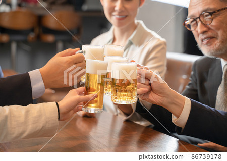 下班回家路上的發布會，喝著啤酒干杯 86739178