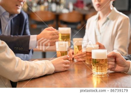 下班回家路上的發布會,喝著啤酒干杯 下班回家路上的發布會,喝著啤酒干杯 86739179