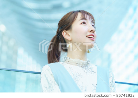 Young lady's portrait 86741922