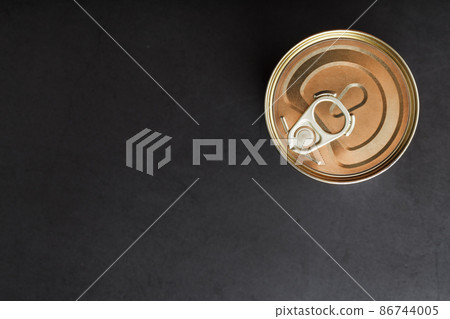 Metal lid with a ring from a tin can 86744005