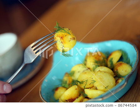 Photos of delicious potatoes eaten in a restaurant 86744584