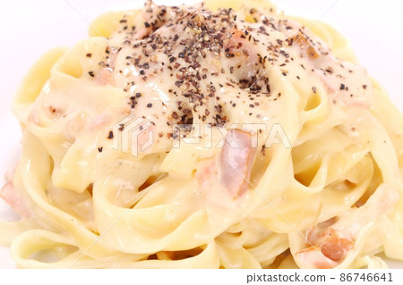 Carbonara 意大利面寬意大利面意大利面明亮的背景 Carbonara 意大利面寬意大利面意大利面明亮的背景 86746641
