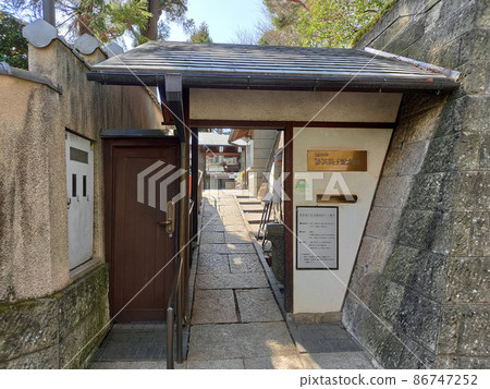 Hayashi Fumiko Memorial Hall, entrance [Shinjuku-ku, Tokyo] 86747252