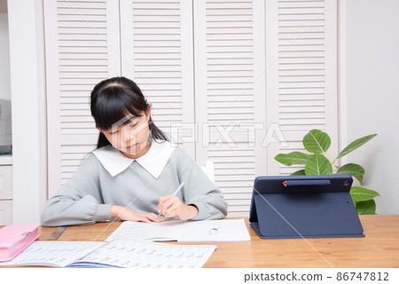 Girl studying with tablet 86747812