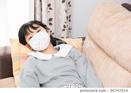 感冒睡沙發的小學生 86747814