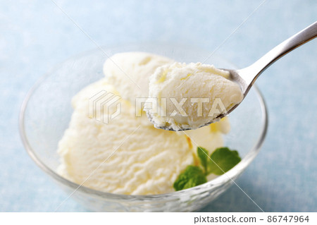 Vanilla ice cream  86747964
