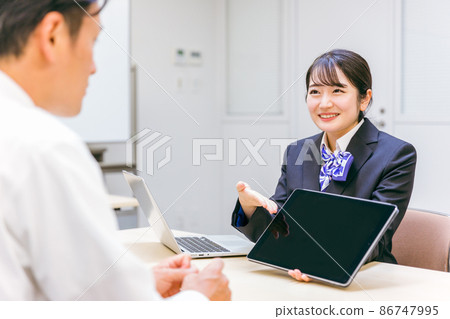 A woman explaining using a tablet 86747995