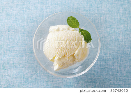 Vanilla ice cream served in a bowl 86748050