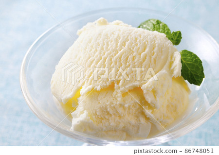 Vanilla ice cream served in a bowl 86748051