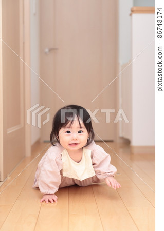 0歲女嬰在地板走廊遠足 86748174