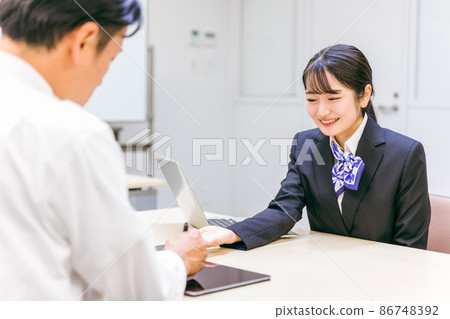 Business woman and business man who make a contract 86748392