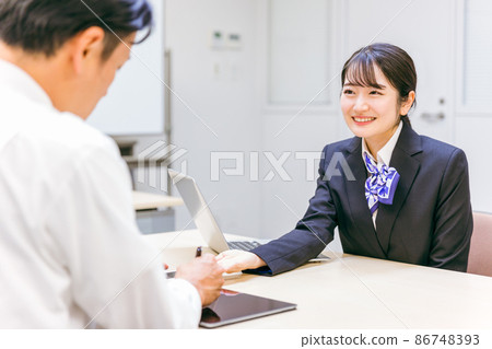 Business woman and business man who make a contract 86748393